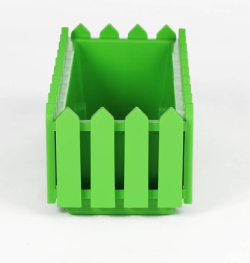 beyaz zemin üzerinde bir balkonda çiçek için bir kutu