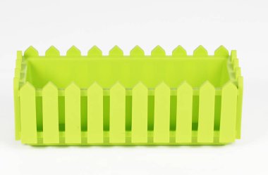 beyaz zemin üzerinde bir balkonda çiçek için bir kutu