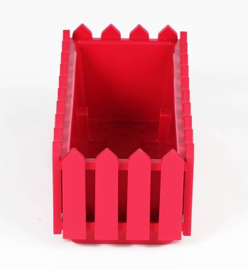 beyaz zemin üzerinde bir balkonda çiçek için bir kutu