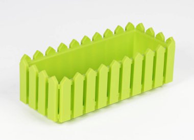 beyaz zemin üzerinde bir balkonda çiçek için bir kutu