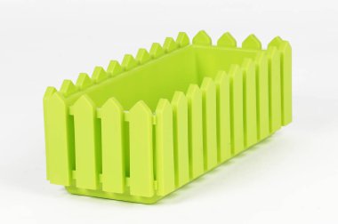 beyaz zemin üzerinde bir balkonda çiçek için bir kutu