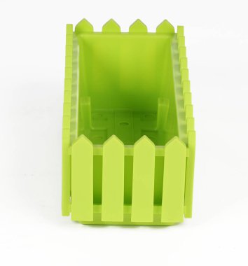 beyaz zemin üzerinde bir balkonda çiçek için bir kutu