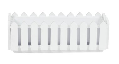 beyaz zemin üzerinde bir balkonda çiçek için bir kutu