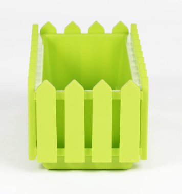 beyaz zemin üzerinde bir balkonda çiçek için bir kutu