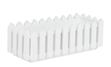 beyaz zemin üzerinde bir balkonda çiçek için bir kutu