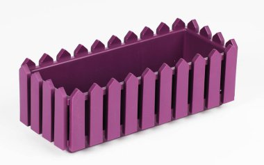 beyaz zemin üzerinde bir balkonda çiçek için bir kutu