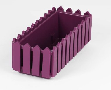 beyaz zemin üzerinde bir balkonda çiçek için bir kutu