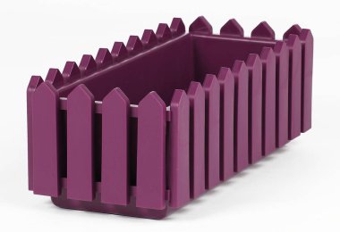 beyaz zemin üzerinde bir balkonda çiçek için bir kutu