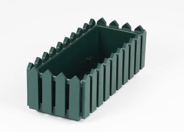 beyaz zemin üzerinde bir balkonda çiçek için bir kutu