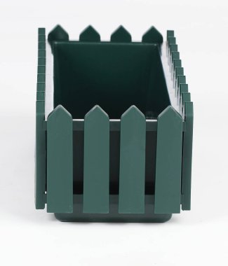 beyaz zemin üzerinde bir balkonda çiçek için bir kutu