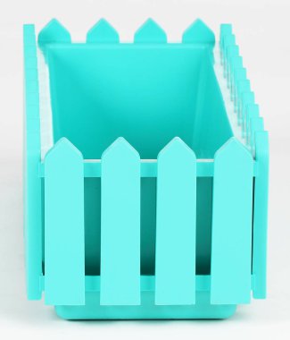 beyaz zemin üzerinde bir balkonda çiçek için bir kutu