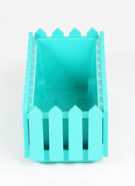 beyaz zemin üzerinde bir balkonda çiçek için bir kutu