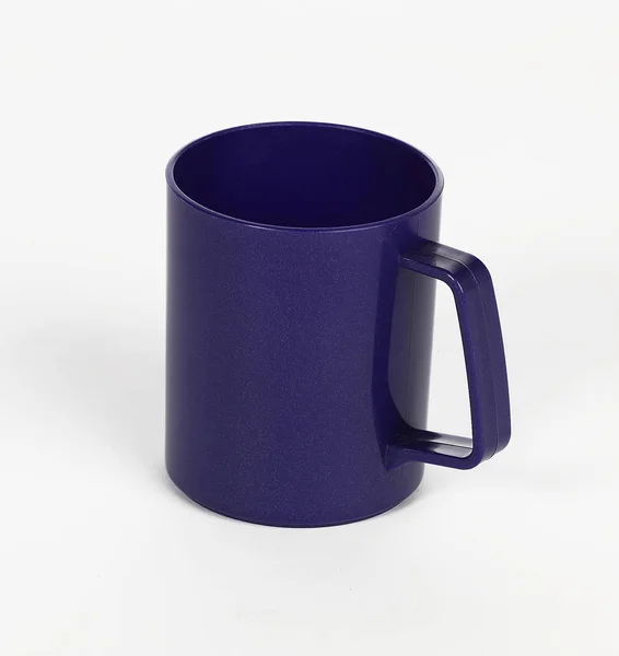 白い背景の青いプラスチックのマグカップ — ストック写真