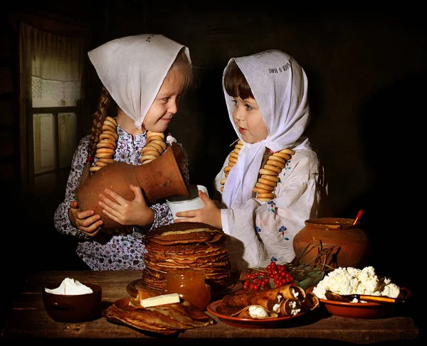 Flickor Sjalar Häll Mjölken Från Lera — Stockfoto