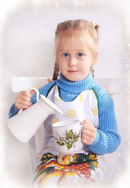 Дівчина Красивому Фартусі Вливає Молоко Джу — стокове фото