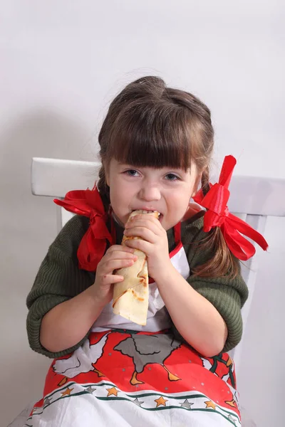 Meninas Avental Come Panqueca — Fotografia de Stock