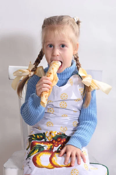 Маленькі Дівчата Фартусі Їдять Млинець — стокове фото