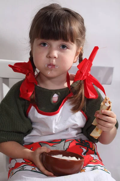 Маленькі Дівчата Фартусі Їдять Млинці Кислим Соусом — стокове фото