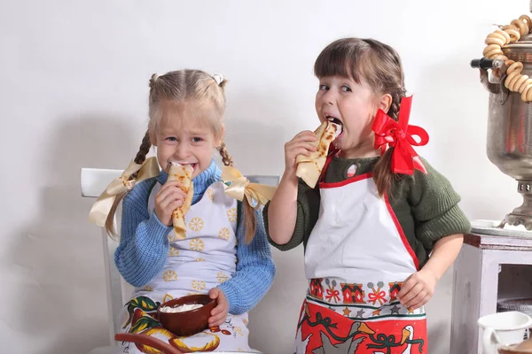 Маленькі Дівчата Фартухах Їдять Млинці Кислим Соусом — стокове фото