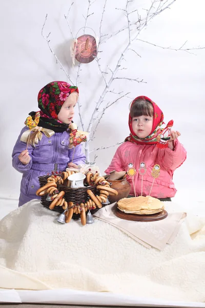 Mädchen Schals Feiern Eine Pfannkuchenwoche Mit Pfannkuchen Und Bagel — Stockfoto