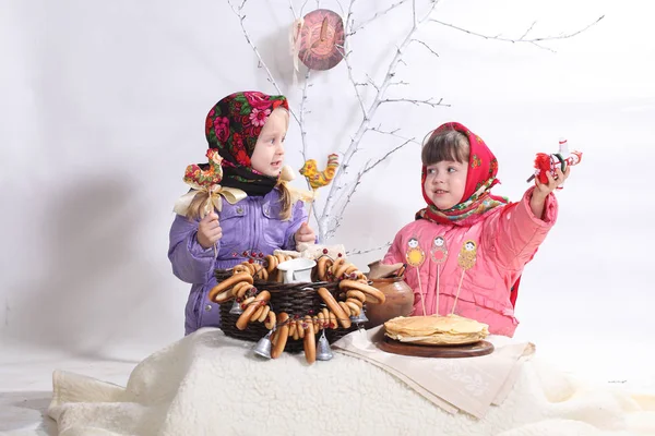 Mädchen Schals Feiern Eine Pfannkuchenwoche Mit Pfannkuchen Und Bagel — Stockfoto