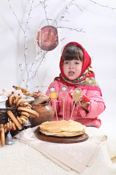 在一条围巾女孩庆祝百吉饼与煎饼煎饼周 — 图库照片