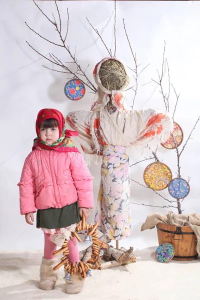 Das Mädchen Schal Mit Handglocke Und Lenkrädern Bei Der Pfannkuchenwoche — Stockfoto