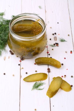 Beyaz bir tablo üzerinde Marine salatalık