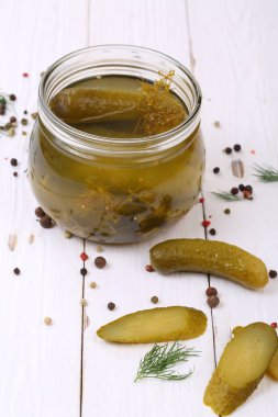 Beyaz bir tablo üzerinde Marine salatalık