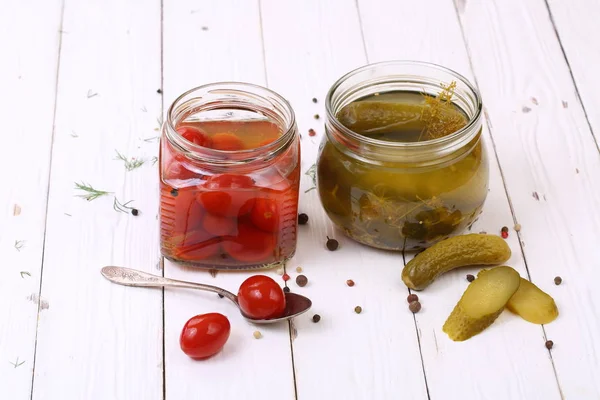 Marinierte Gurken Und Tomaten Auf Einem Weißen Tisch — Stockfoto