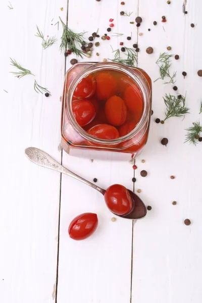 白いテーブルでトマトのマリネ — ストック写真