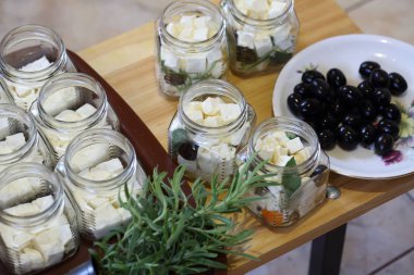 Beyaz peynir otlar, zeytin ve baharatlar ile Marine