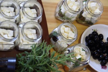 Beyaz peynir otlar, zeytin ve baharatlar ile Marine