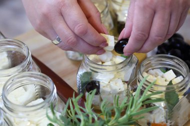 Beyaz peynir otlar, zeytin ve baharatlar ile Marine