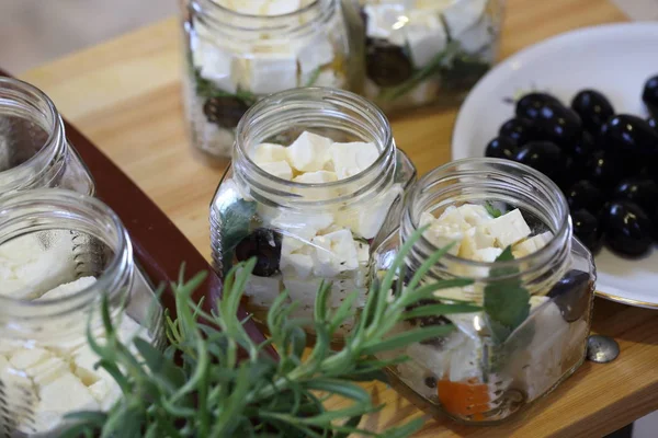 Beyaz otlar, zeytin ve baharatlar ile Marine