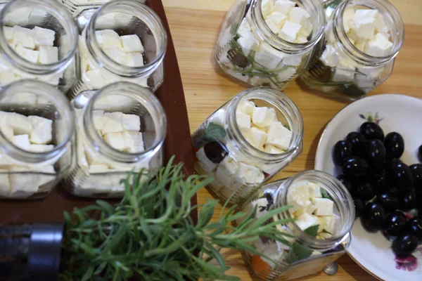 Beyaz peynir otlar, zeytin ve baharatlar ile Marine