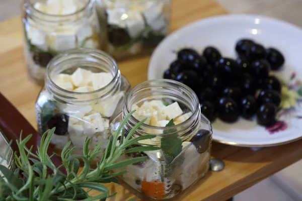 Beyaz peynir otlar, zeytin ve baharatlar ile Marine