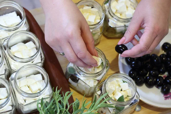 Beyaz peynir otlar, zeytin ve baharatlar ile Marine