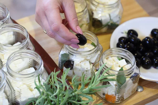 Beyaz peynir otlar, zeytin ve baharatlar ile Marine