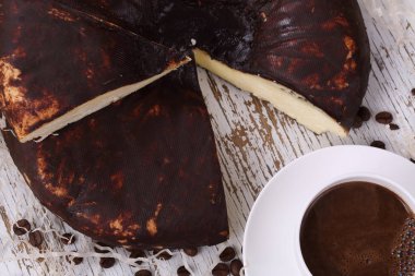 Ahşap bir masa üzerine peynir 