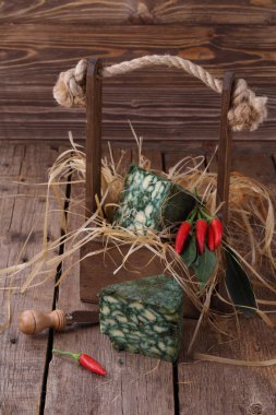 Peynir derby kırmızı biber ile