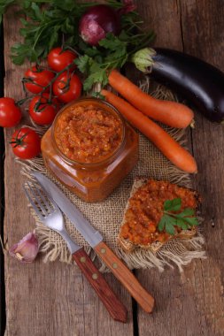 Ev yapımı ekmek peynir altı suyu ile patlıcan havyar