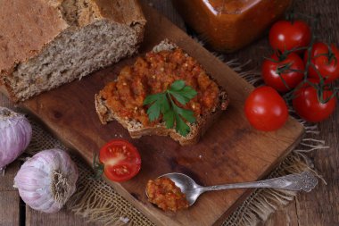 Ev yapımı ekmek peynir altı suyu ile patlıcan havyar