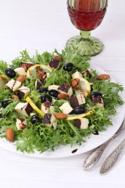 Vejetaryen salatası peynir kuru jack, limon ve badem