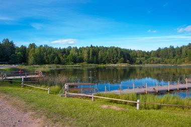 Gün batımı göl üzerinde. Güzel manzara