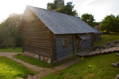 Ahşap inşaat çayırda. Günlük ev