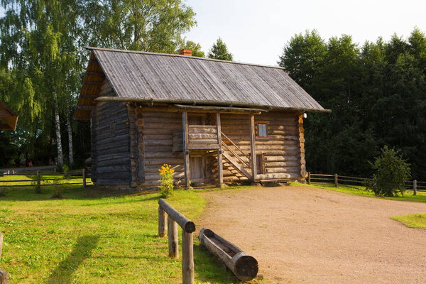Деревянное строительство на лугу. Бревенчатый дом
