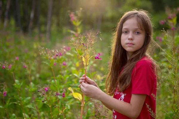 Fille Dans Forêt Tenant Une Fleur — Photo