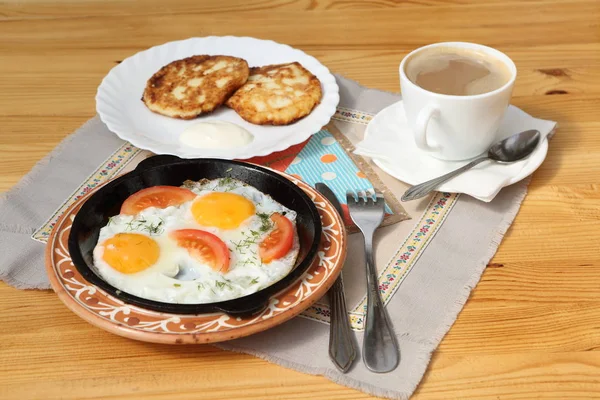 Ovos Fritos Com Tomate Pedaços Coalhada Com Creme Leite Café — Fotografia de Stock