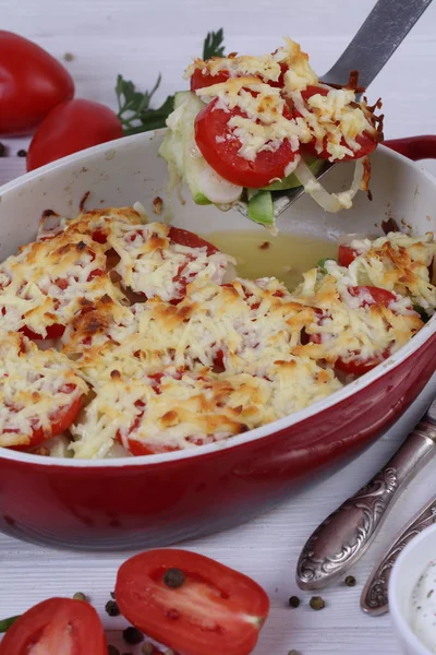 Zucchini Auflauf Mit Käse Auf Weißem Holzhintergrund — Stockfoto